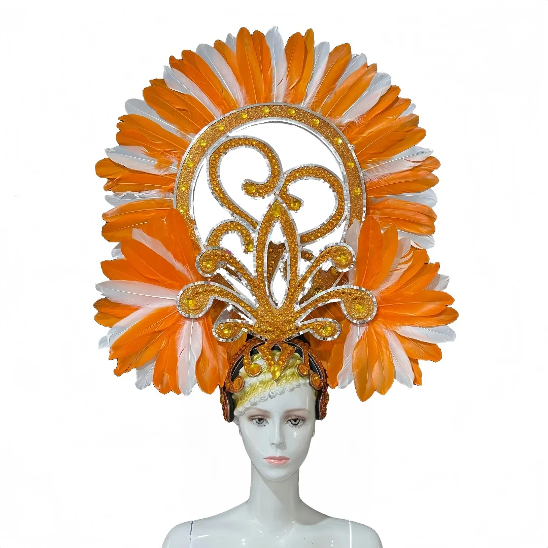Mooi Meisje Met Een Carnavalshoofdtooi Op Een Roze Achtergrond Stock