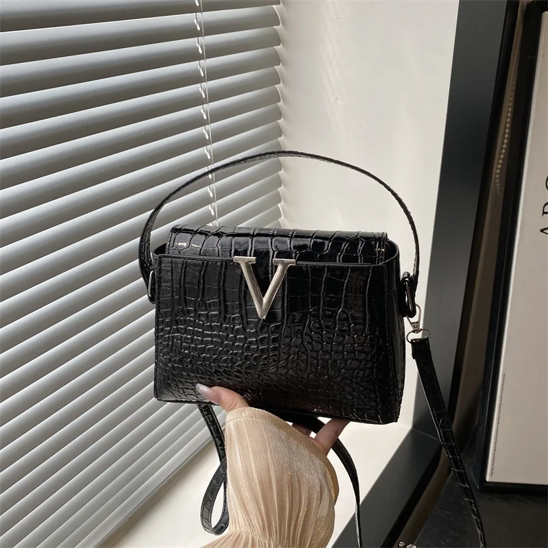 Fashionable Mini Solid Coloru Simple Hardware Lock Buckle Decoration Pu Waterproof Fabric Multifunctional Handbag Crossbody Bag