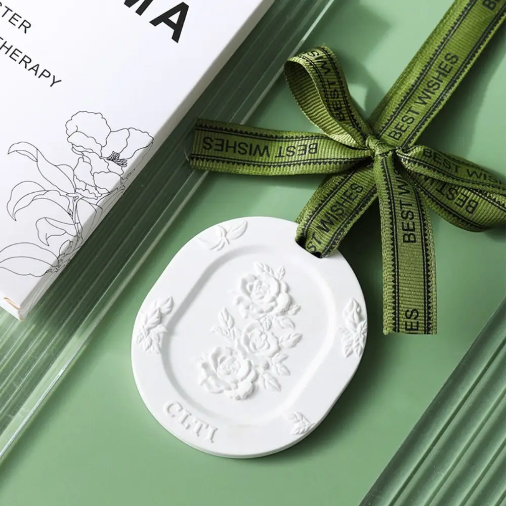 thumbnail image 1 of Colgante de yeso con aromaterapia y flor de camelia, bálsamo purificador de aire sólido, yeso de aromaterapia, colgante de perfume para coche, 1 of 5