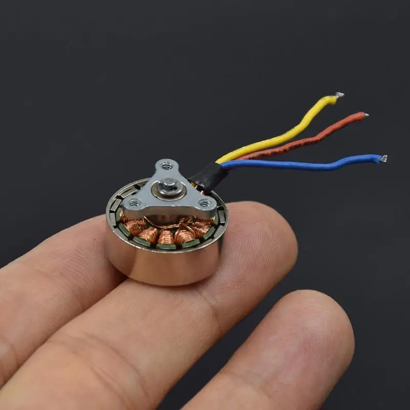 Moteur Brushless Outrunner 1503 pour drone FPV, avec câbles de connexion et dissipateur thermique.