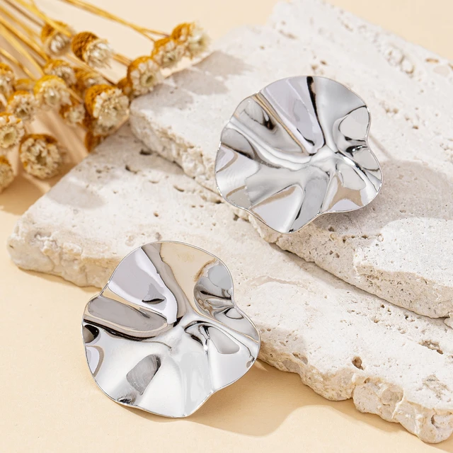 Une paire de boucles d'oreilles en métal rondes irrégulières, bijoux