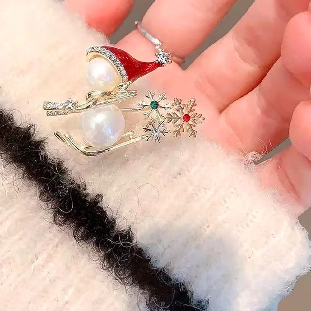 Pearl Christmas Snowman Brooch Deer Santa Claus Snowflake Christmas Pin Rhinestone Enamel Pins Sweater Scarf Badge New Year Gift