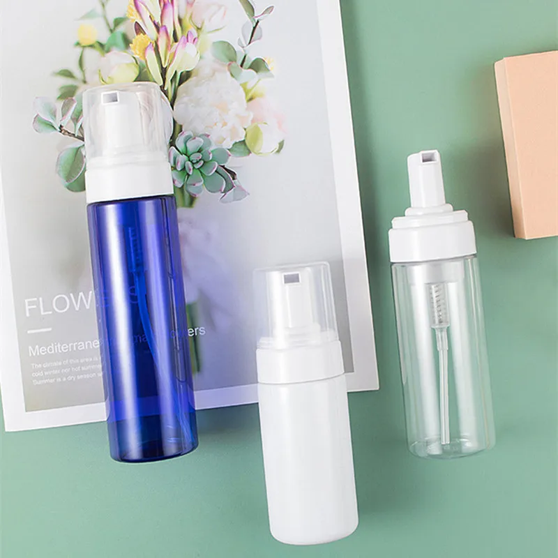 Bouchons d'oreilles antibruit en plastique en gros plan, protection auditive efficace adaptée aux environnements bruyants.