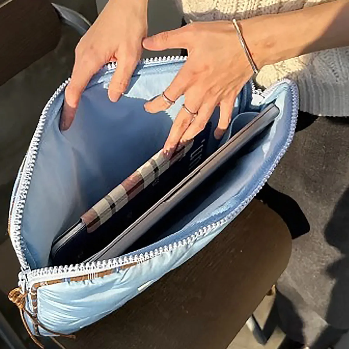 한국어 파란색 버튼 컴퓨터 가방 Ins 정제 컴퓨터 보관 핸드백 여성 대용량 여행 화장품 보관 주머니 가방
