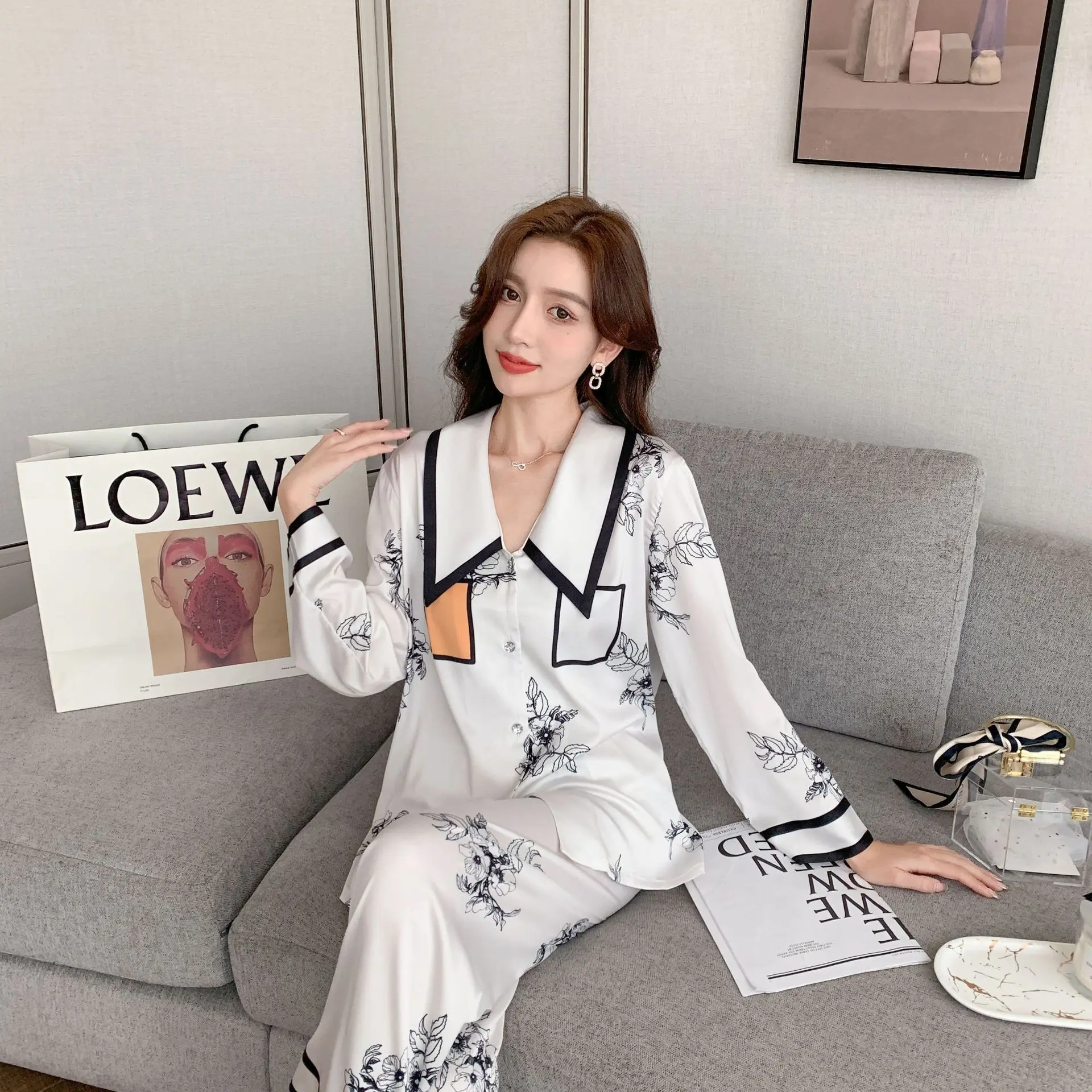 Fashionable new spring and autumn pajamas, women's cool feeling, ice silk thin long sleeved set, French retro home clothing