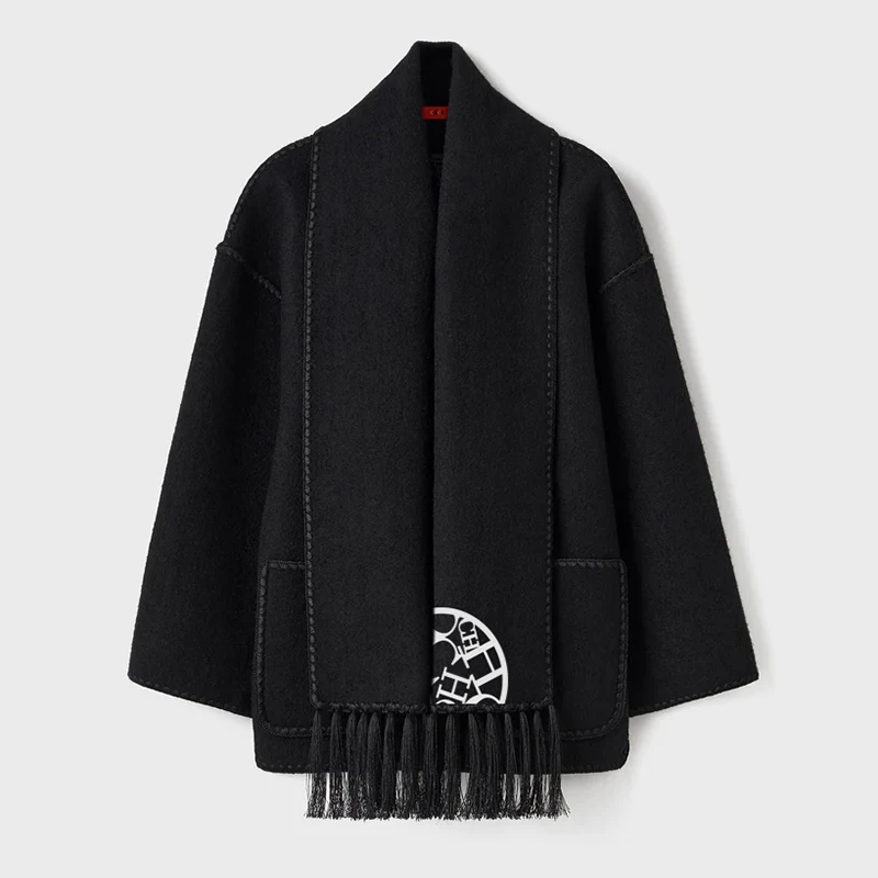 Рисунок 4 - Женское осенне-зимнее пальто черный