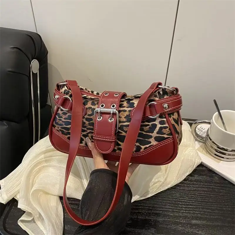 Bolsa de Ombro Feminina com Estampa Leopardo Retrô