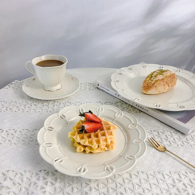 European Retro Hollow Ceramic Plate Wedding Plate Home Restaurant Snack Tray Dessert Dinner