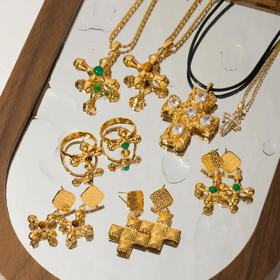 Sentio | Orecchino a cerchio con pendente a croce color oro