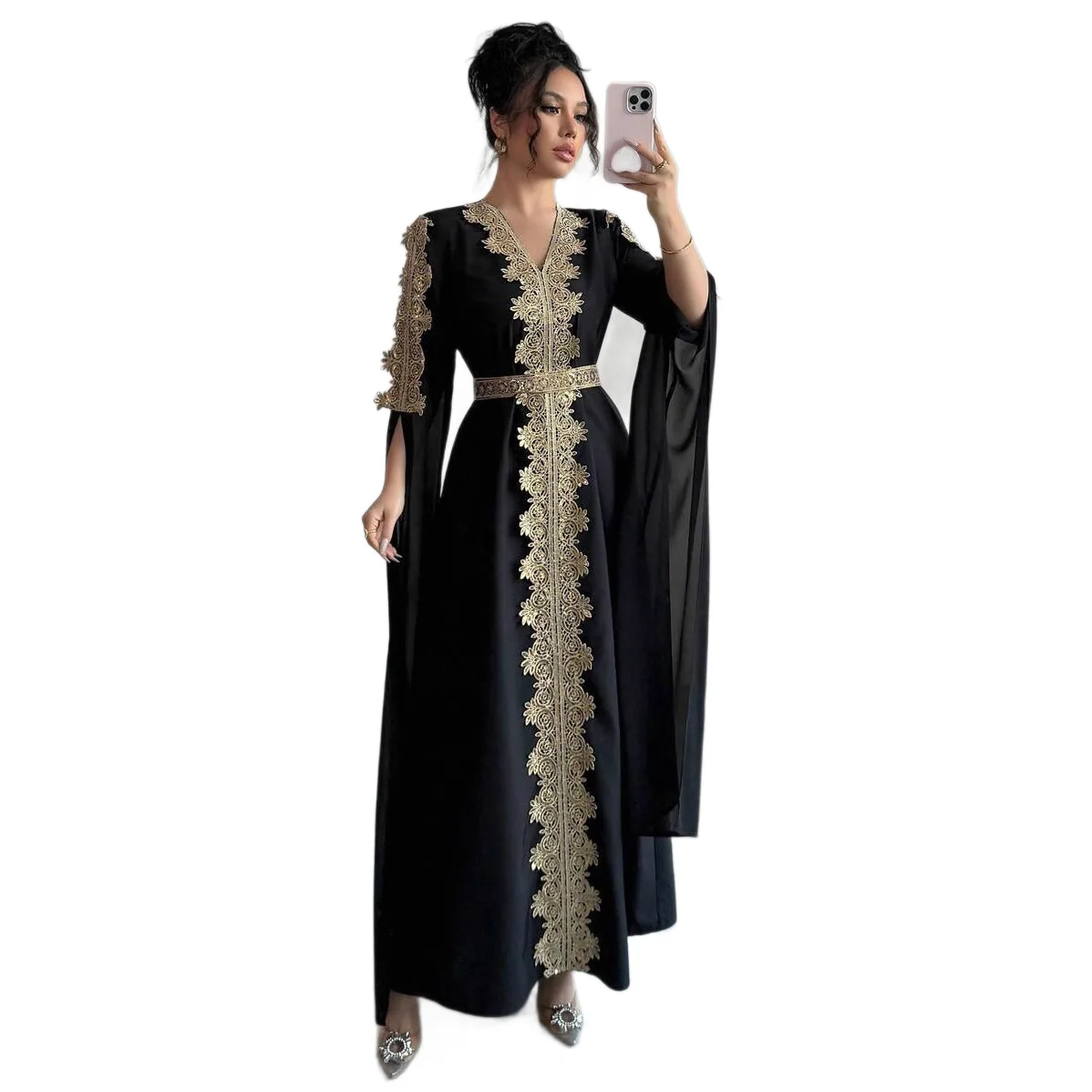 جلابية سوداء طويلة بتطريز ذهبي فاخر