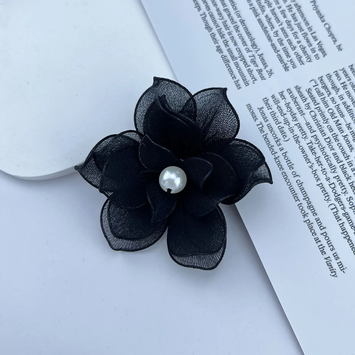 White and Black Three-dimensional mesh Broochs Stage Dual-use Brooches Suit Collar Brooch Needle Lapel Pin for Women Accessories