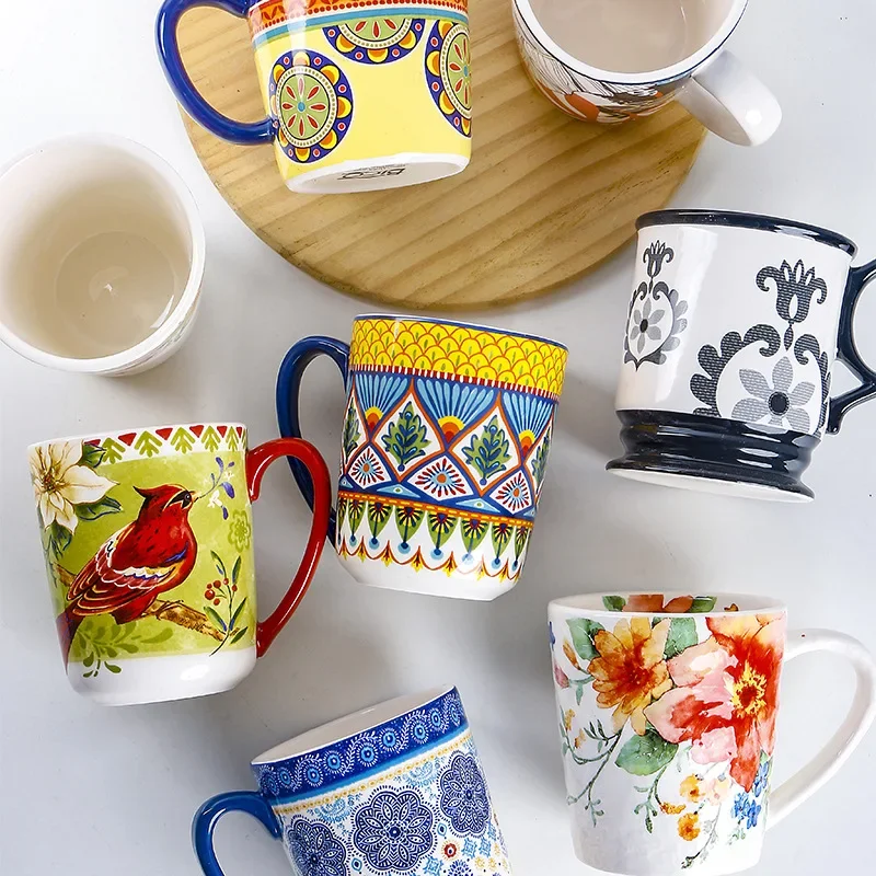 Tazza Di Caffè Ed Ornamento Floreale Disegnato a Mano Illustrazione Vettoriale - Illustrazione