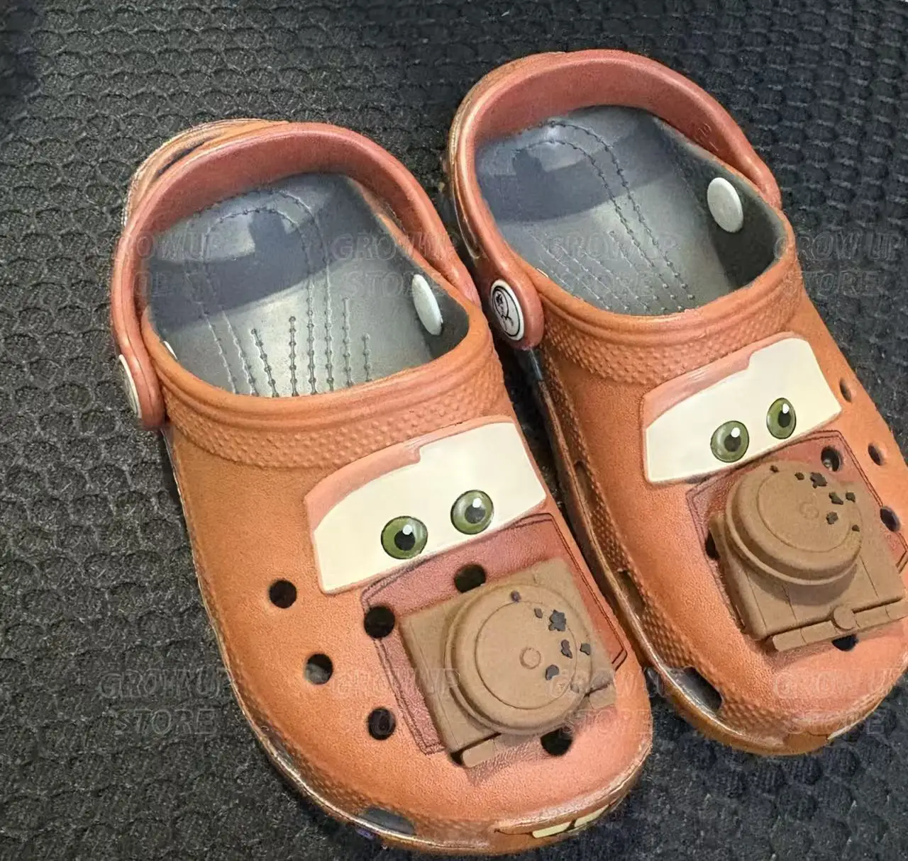 Neue Sommer-Cartoon-Autos-Thema-Mater-Clogs, rutschfeste, leichte EVA-Strandpantoffeln, atmungsaktive Outdoor-Sandalen, Geschenk für Erwachsene – Detail 15