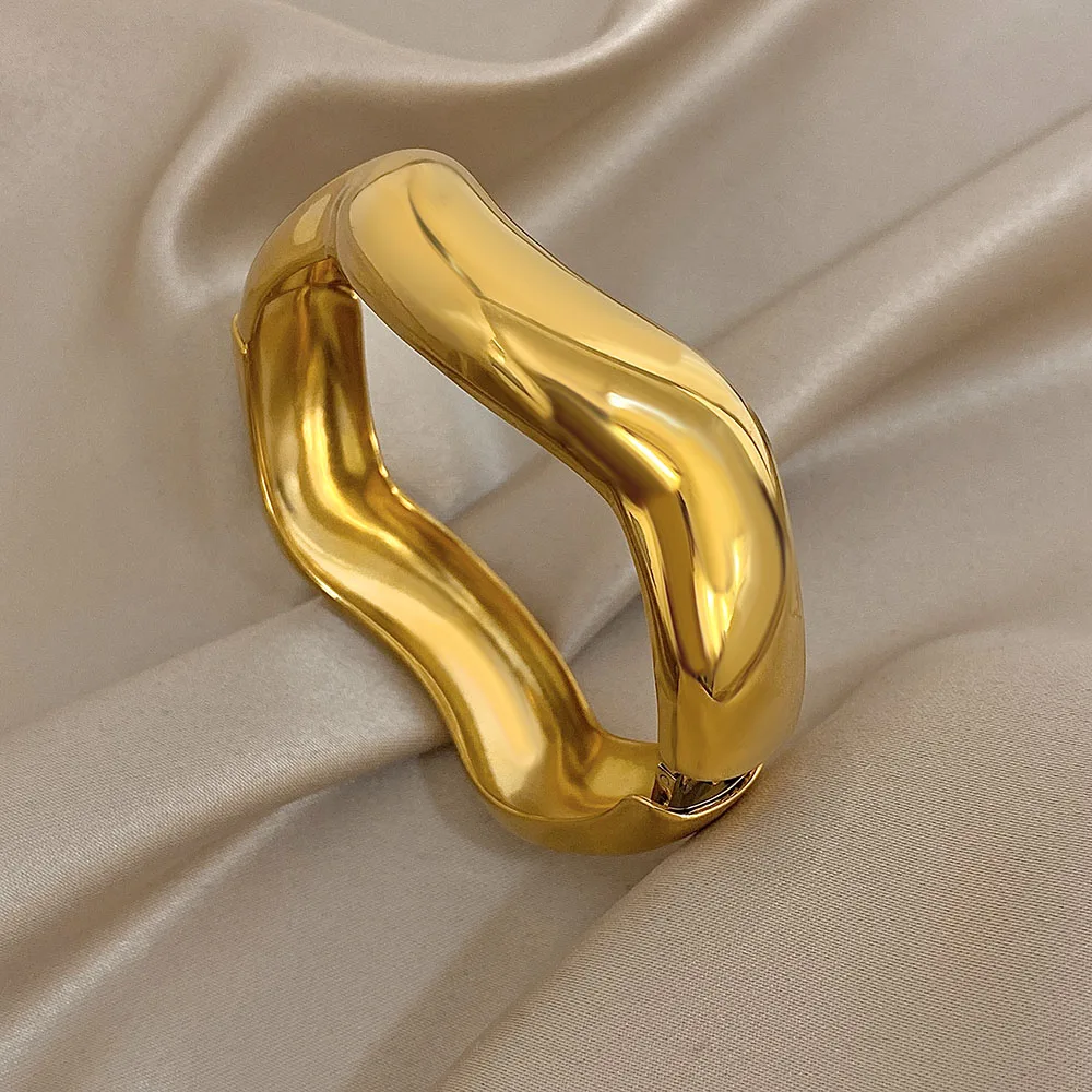 Klobiges, vergoldetes Edelstahl-Manschettenarmband, unregelmäßig, glatt, geometrisch, verdreht, breiter Armreif, wasserdichter Schmuck – Detail 2