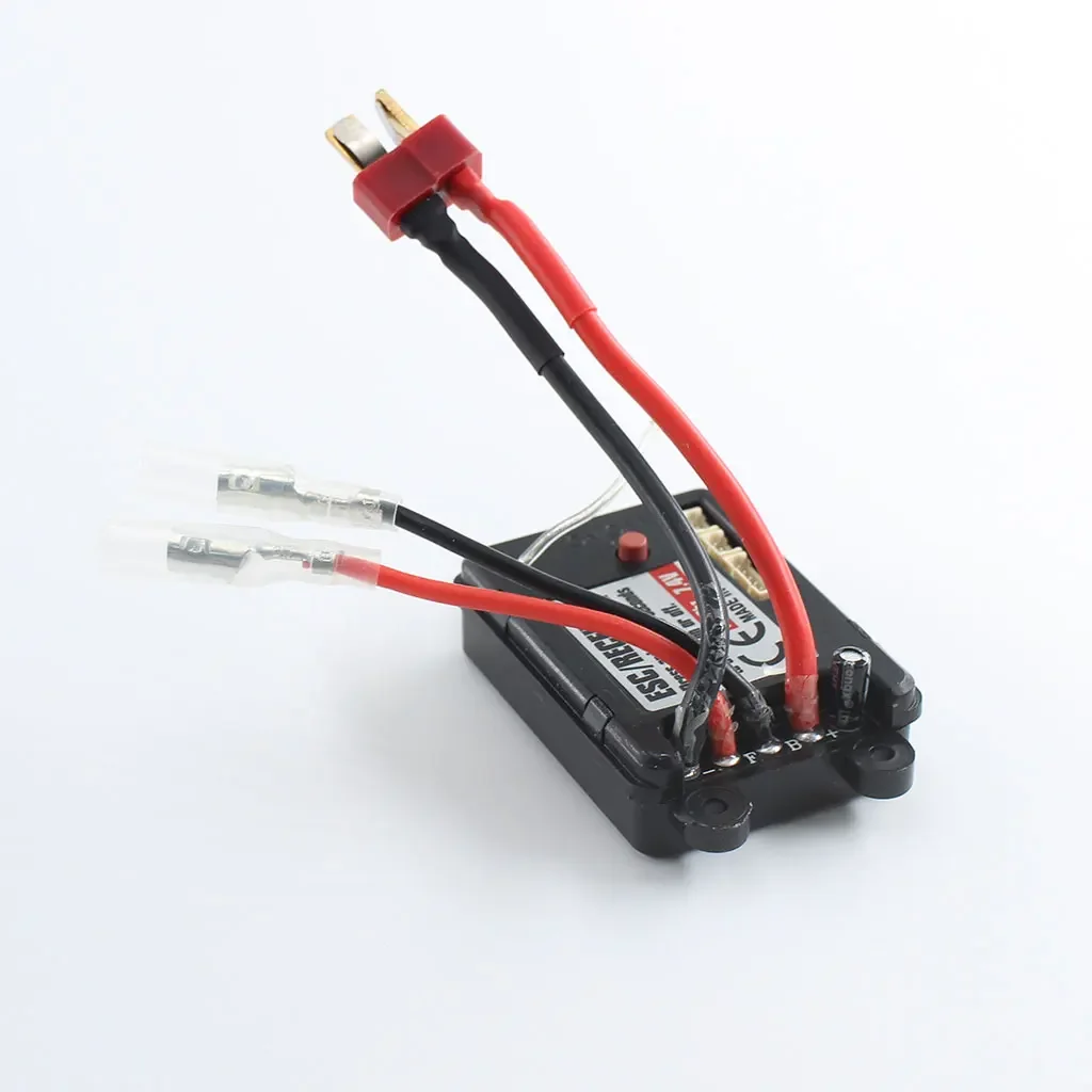 Détail du récepteur 2.4GHz 4 voies 7.4V 30A pour voiture RC, étiquette et dissipateur thermique visibles