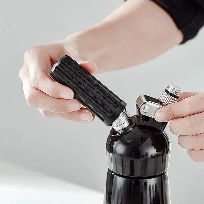 Cream Foam Gun 250ml Cream Gun Siphon Whipped Cream Dispenser Foaming Gun Kitchen Accessories Tools + Nozzle whipped Kitchen Tools