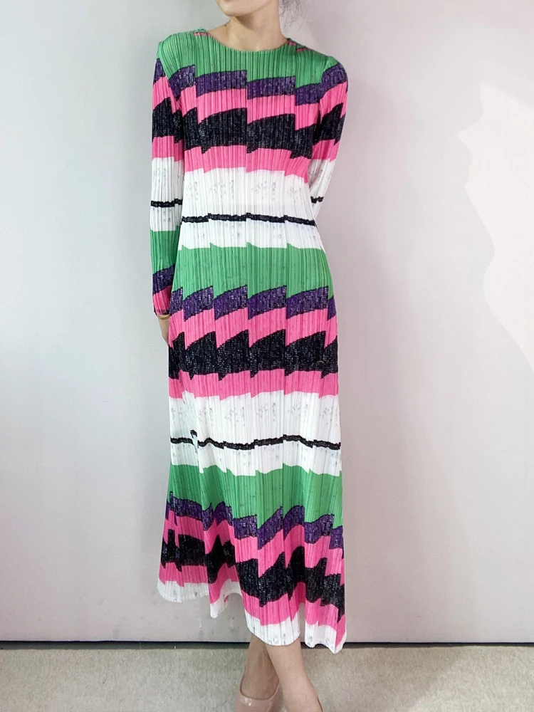 

CHP Dresses for women Miyake Pleated Fashion Printed High Street Long Sleeve Loose Large Size O-Neck Folds A-LINE Dress Tide