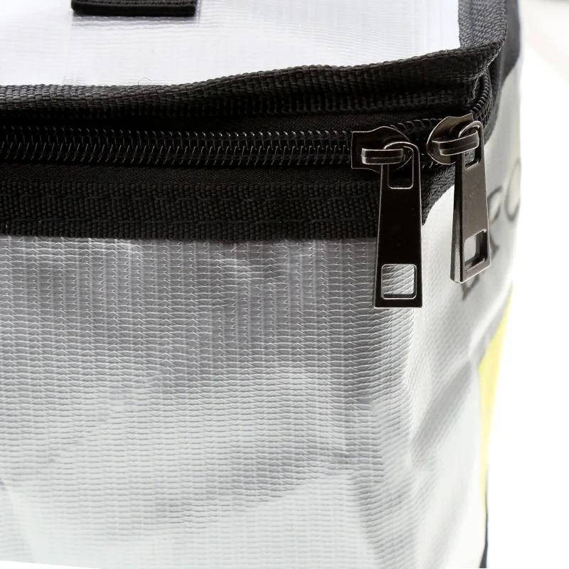 Sac de sécurité ignifuge pour batterie LiPo avec batterie en charge, voyant lumineux allumé.