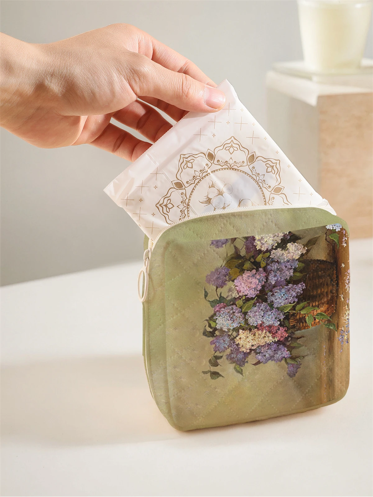 1 portable sanitary napkin storage bag, made of seaweed turtle pattern and diamond mesh material, lightweight women's tissue bag