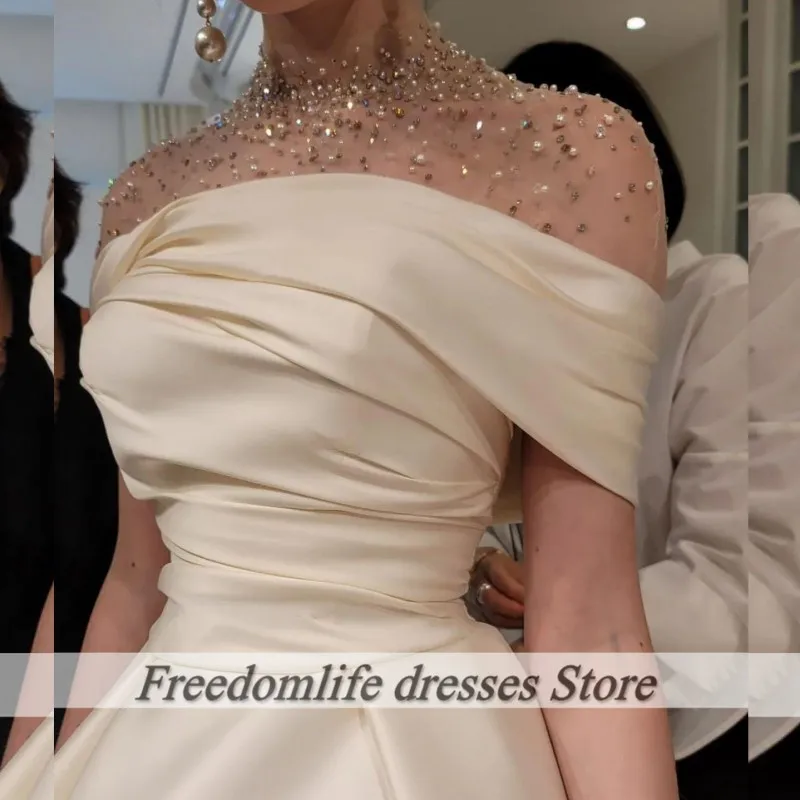 Женское вечернее платье с завышенной горловиной, с бисером