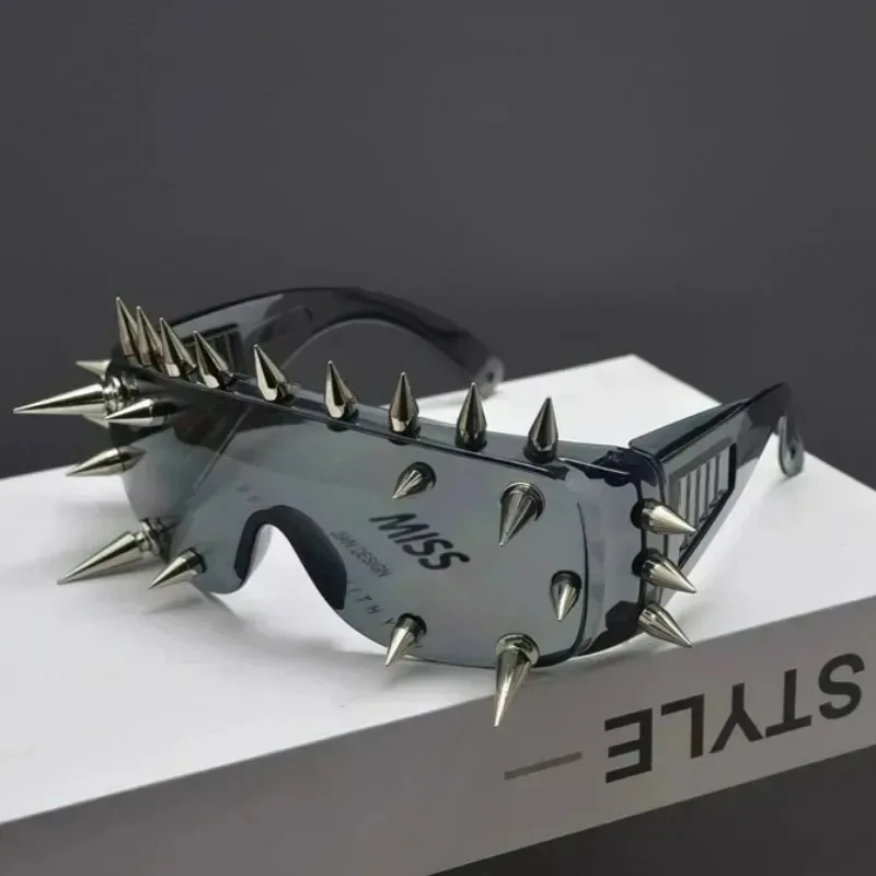 Cyberpunk Demon Rivet Spike Decor Goggles Wild Rock Sun Glasses Women Men Punk Cool Eyeglasses Fashion Sunglasses Shade Eyewear