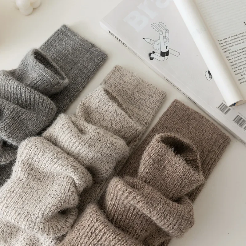 Stapel Van Gebreide De Winterkleren Op Houten Achtergrond, Sweaters
