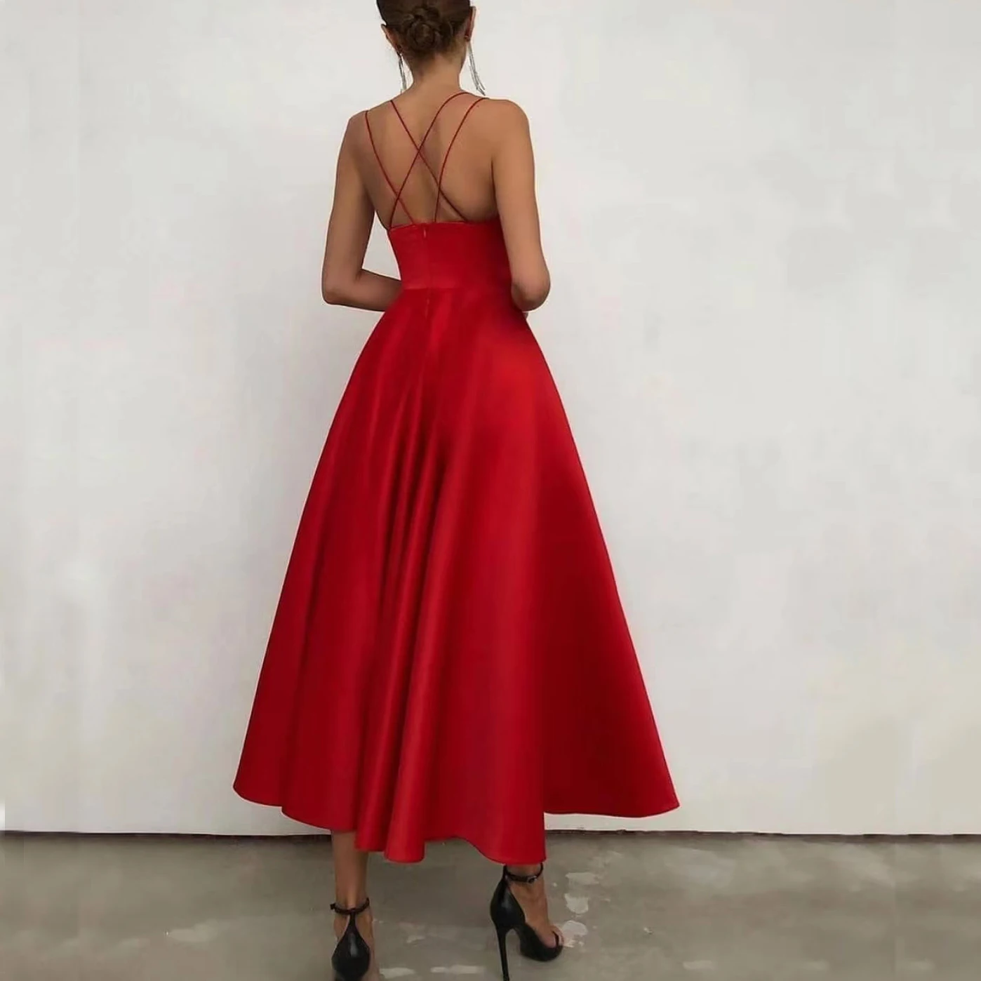 Женское атласное вечернее платье