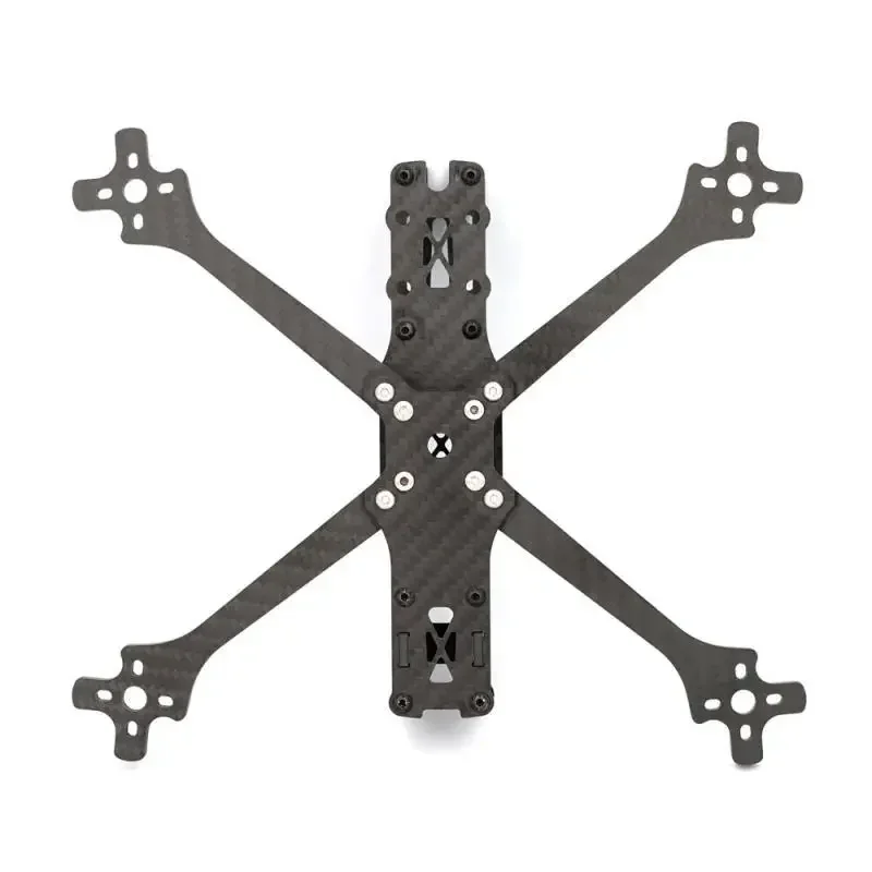 Détail des bras du cadre TBS Source One V5, avec renforts et trous de montage pour moteurs FPV.