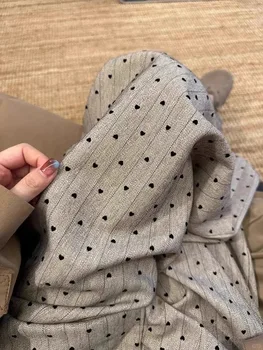 Pantaloni a pois kaki per donna Autunno 2025 Nuovi pantaloni a righe pigri e rilassati Pantaloni a gamba larga lunghi fino al pavimento 1