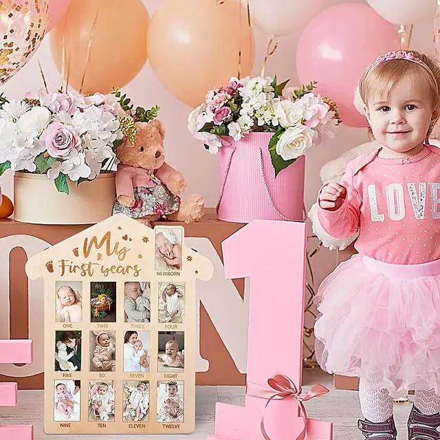 Bella Bambina Che Festeggia Il Primo Compleanno. Bambino Che Soffia Una Candela Sulla Torta Al Forno Fatta Casa Chiuso Festa Di Per 175079129