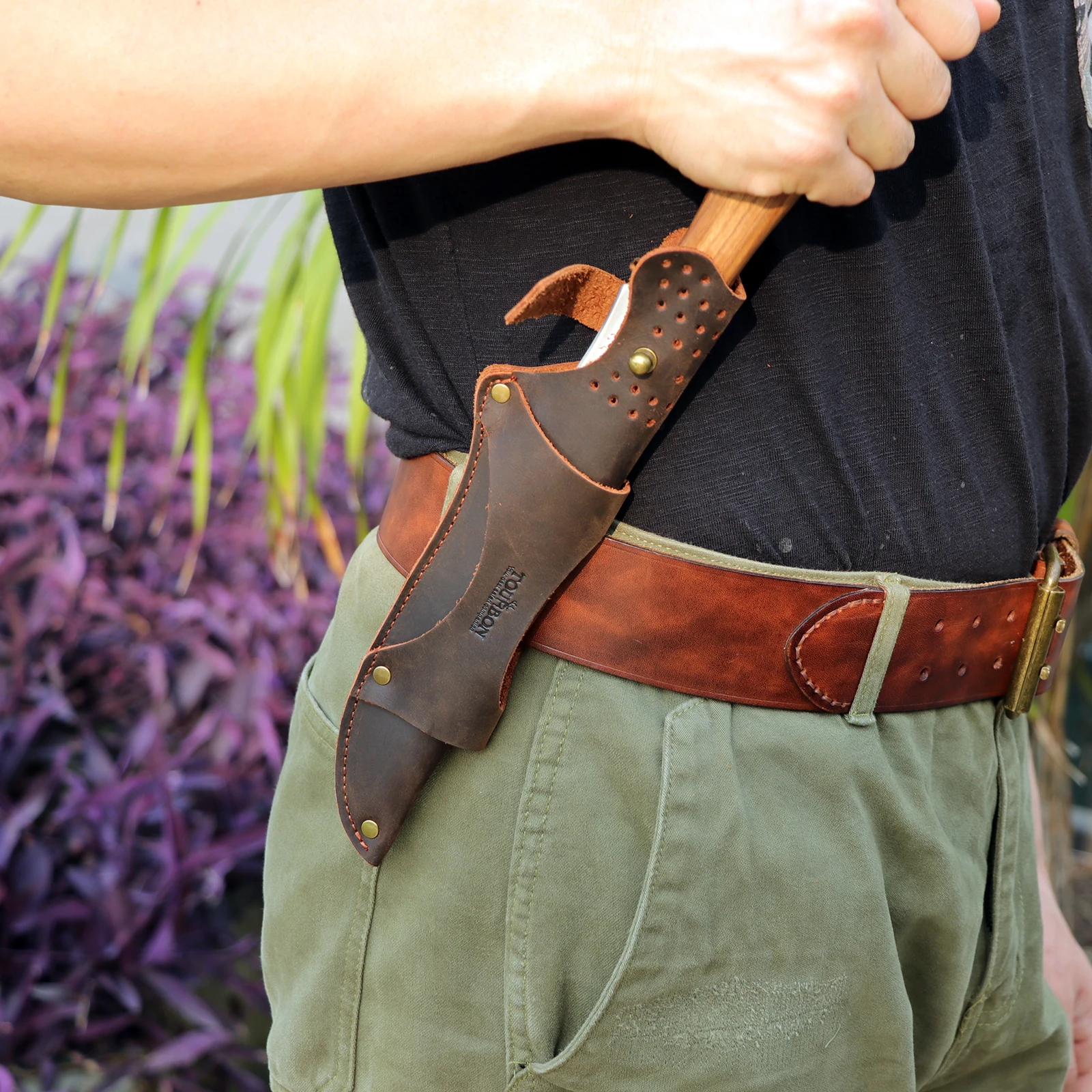Tourbon Jagdzubehör: Robuste Ledermesserscheide, handgefertigt, für feststehende Klingen, mit Feuerstarter-Schlitz/Gürtelschlaufe, Camping – Detail 4
