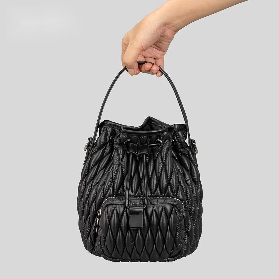 Umhängetasche für Damen, europäische und amerikanische, einfache Nylon-Beuteltasche, Daunen-Baumwolle, Rauten-Kordelzug, Nischendesign, Luftkissen, Baumwollplissiert, Handtasche_voghion.com