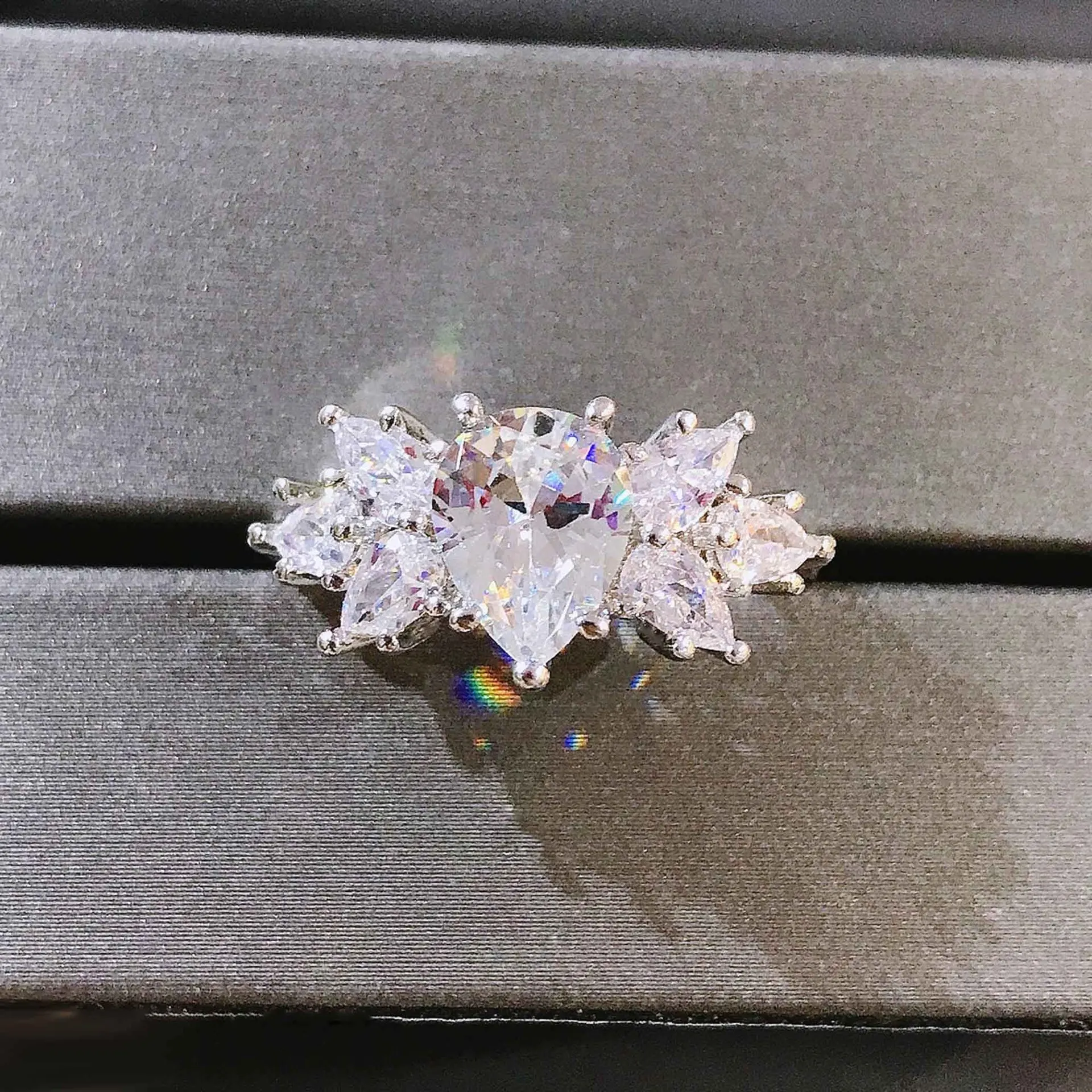

Ring female ins trendy cool niche design fashion personality light luxury cold style brocade drop diamond ring
