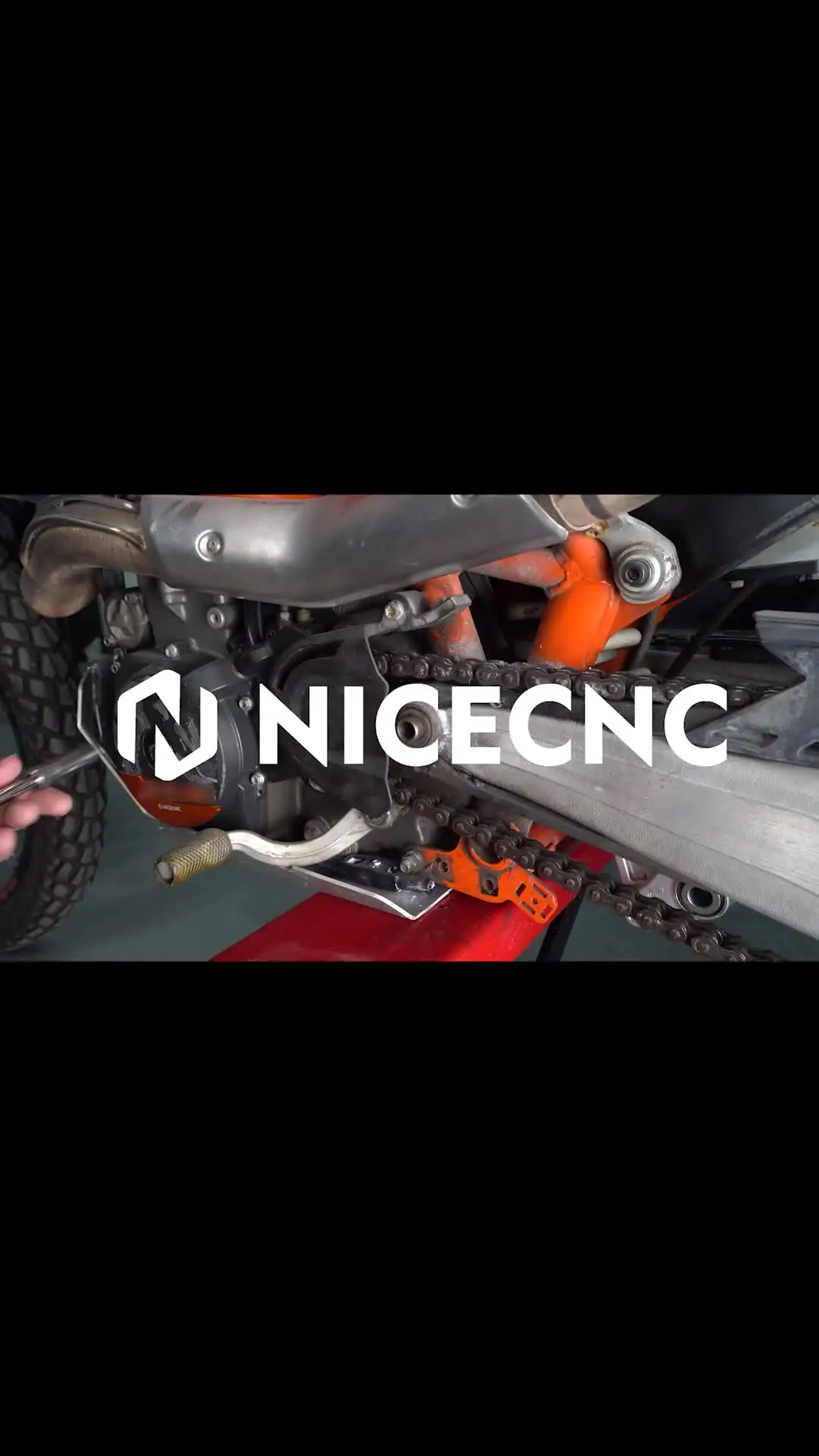 NICECNC Custodia Saver Catena Guard Pignone Copertura Per KTM 690 Enduro R & SMC R 2009-2023 Husqvarna 701 Enduro & SM GasGas 700 SM/E  201355758