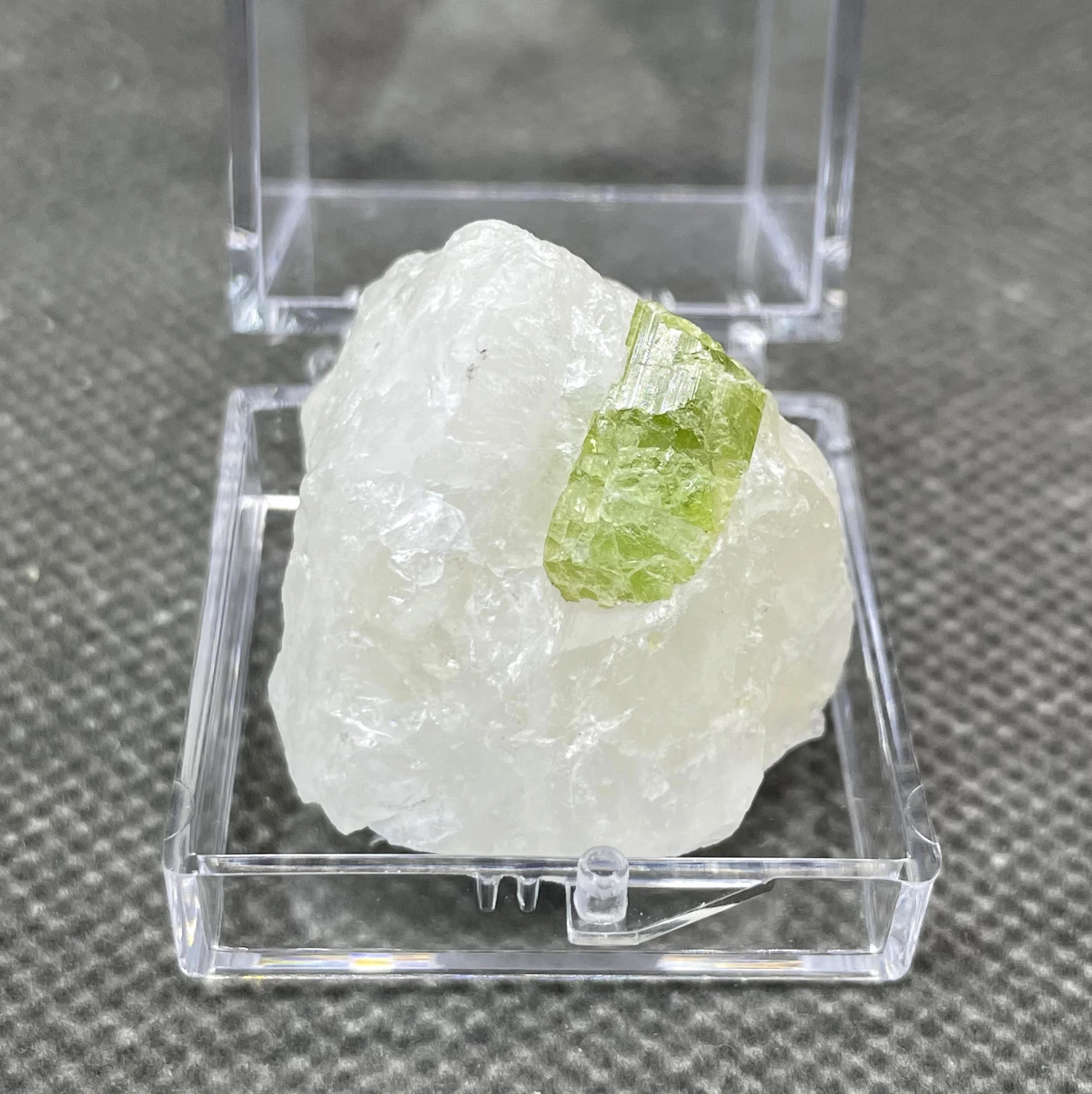 Natural green tourmaline pillars mineral crystal specimens + box size 3.4 cm + healing quartz crystals and stones rock gemstone 3