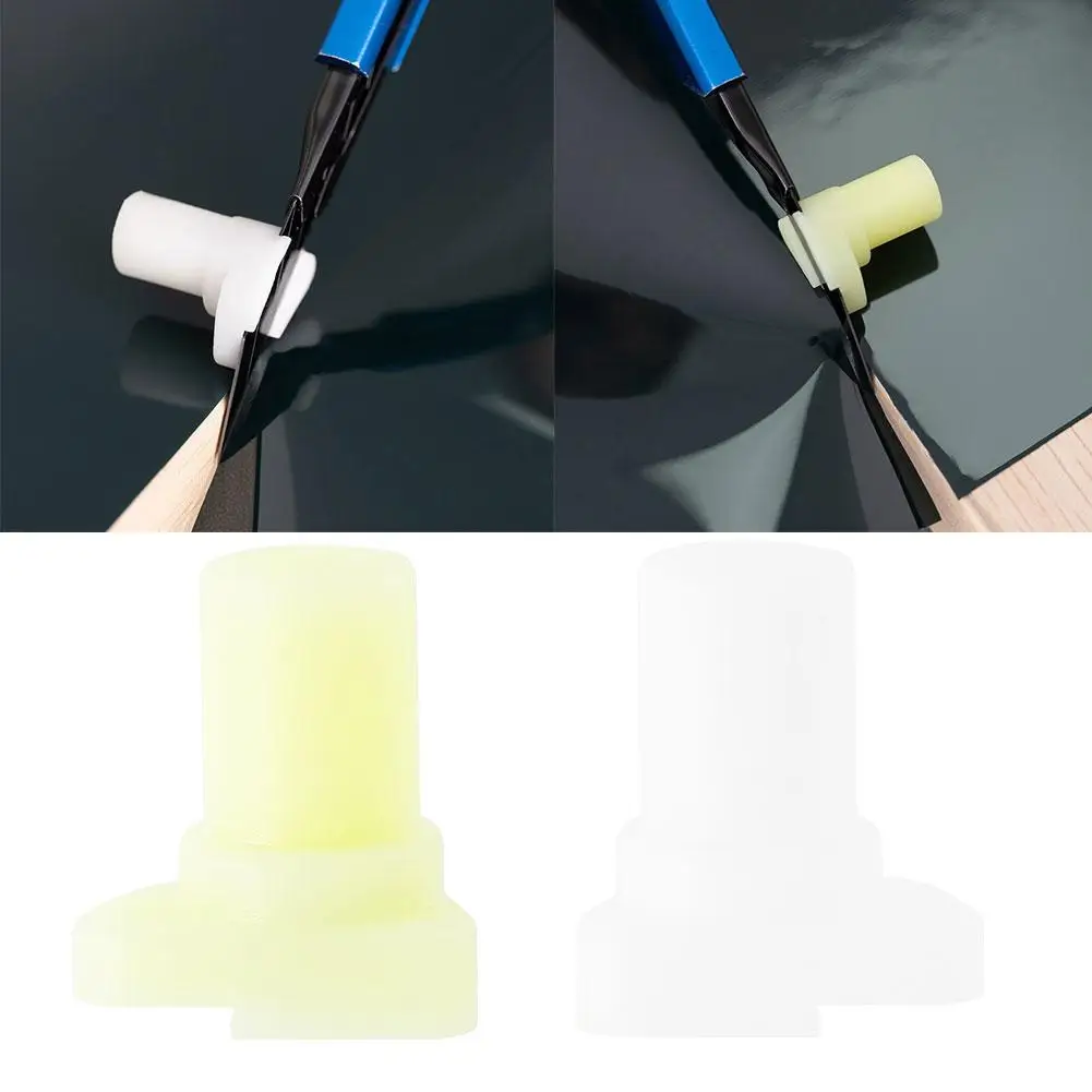 Utilisation du guide de découpe film précision 9mm 30° pour couper un film plastique, main tenant l'outil.