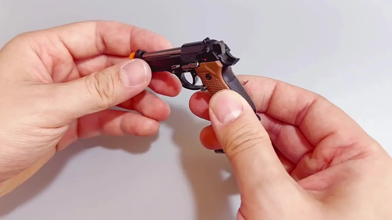 Nueva versión mejorada 7 balas 1:3 Full Metal 92F modelo de pistola llavero  de Metal desmontable juguete de descompresión colgante regalos para hombres  - AliExpress, image size:1280x720