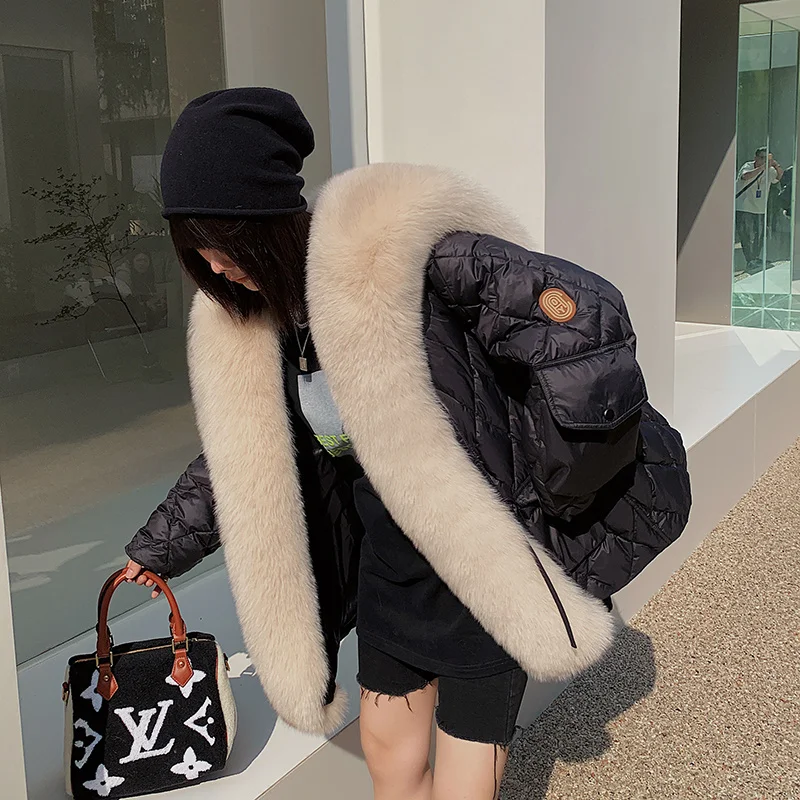 

Женская зимняя куртка на белом утином пуху с воротником из лисьего меха