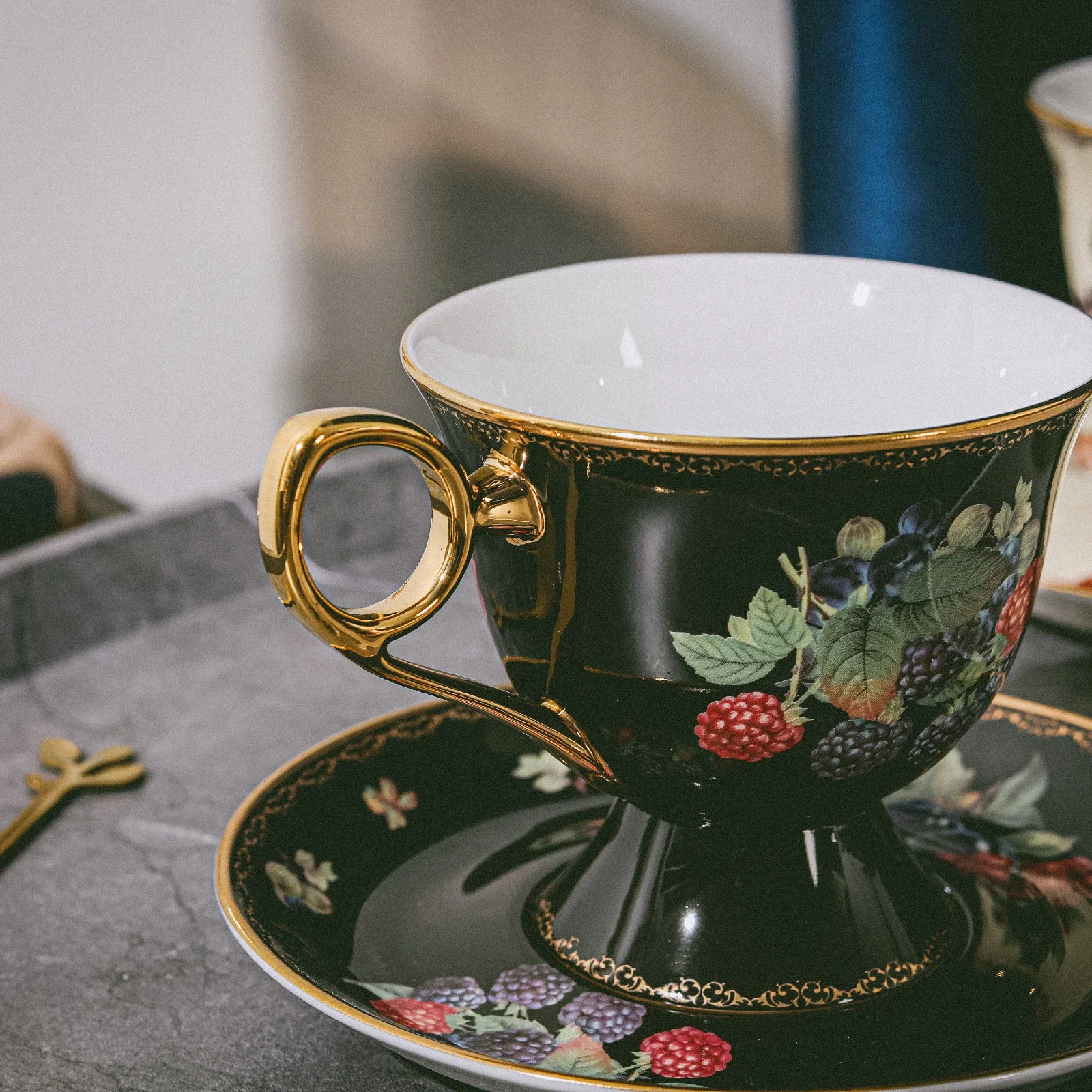 

Европейская кофейная чашка Isabella с высокими штанинами и золотым покрытием в стиле ретро, роскошная кофейная чашка, набор стандартных чашек