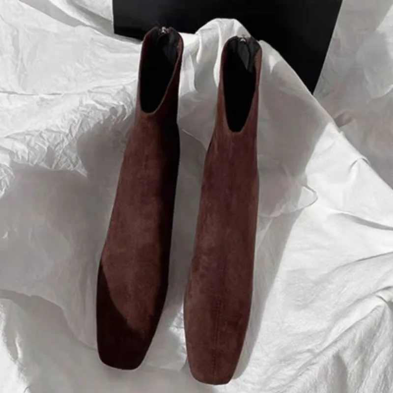 أحذية بوت قصيرة بكعب مربع