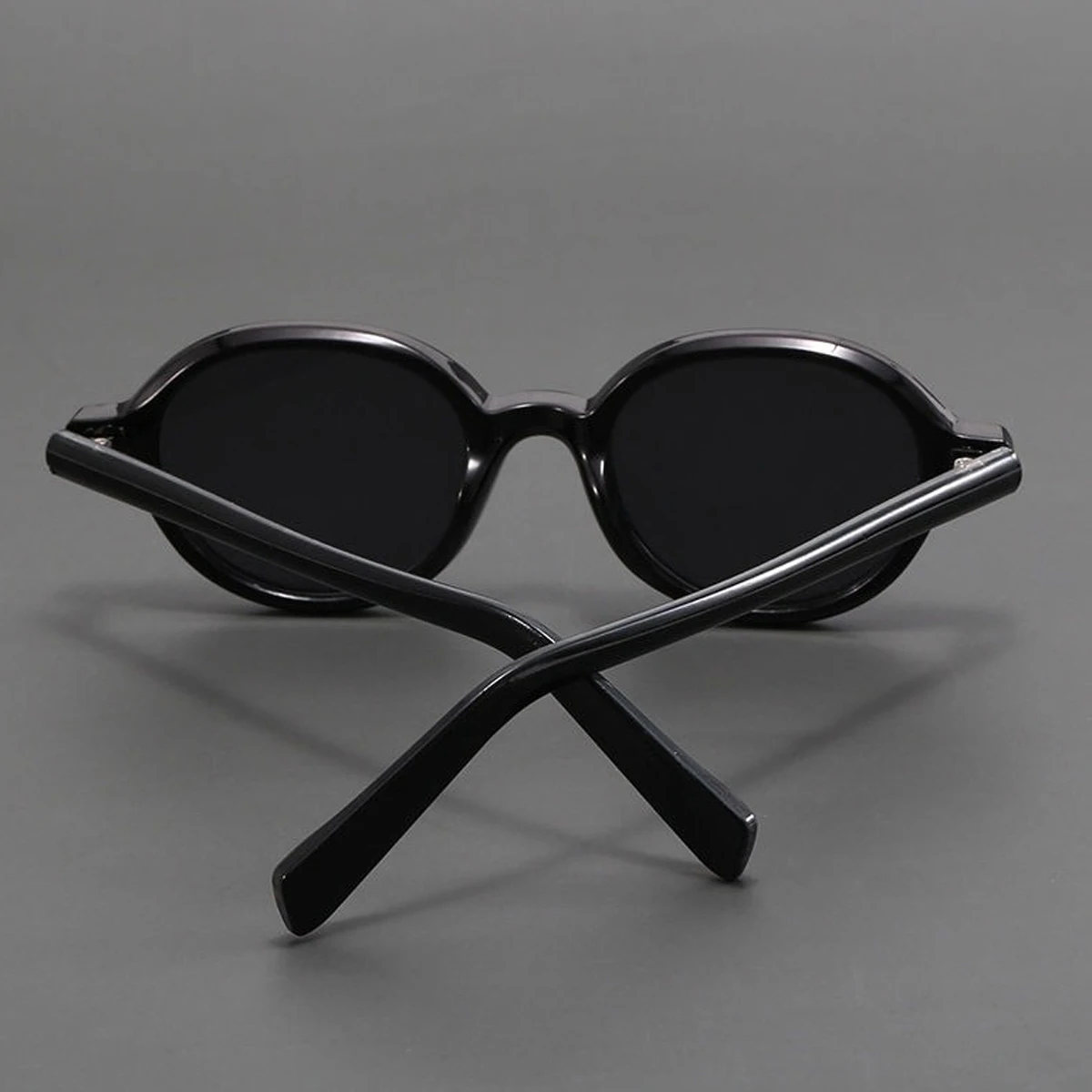 Vintage-Inspired Green Round Sunglasses with Leopard Print Accents and UV400 Protection