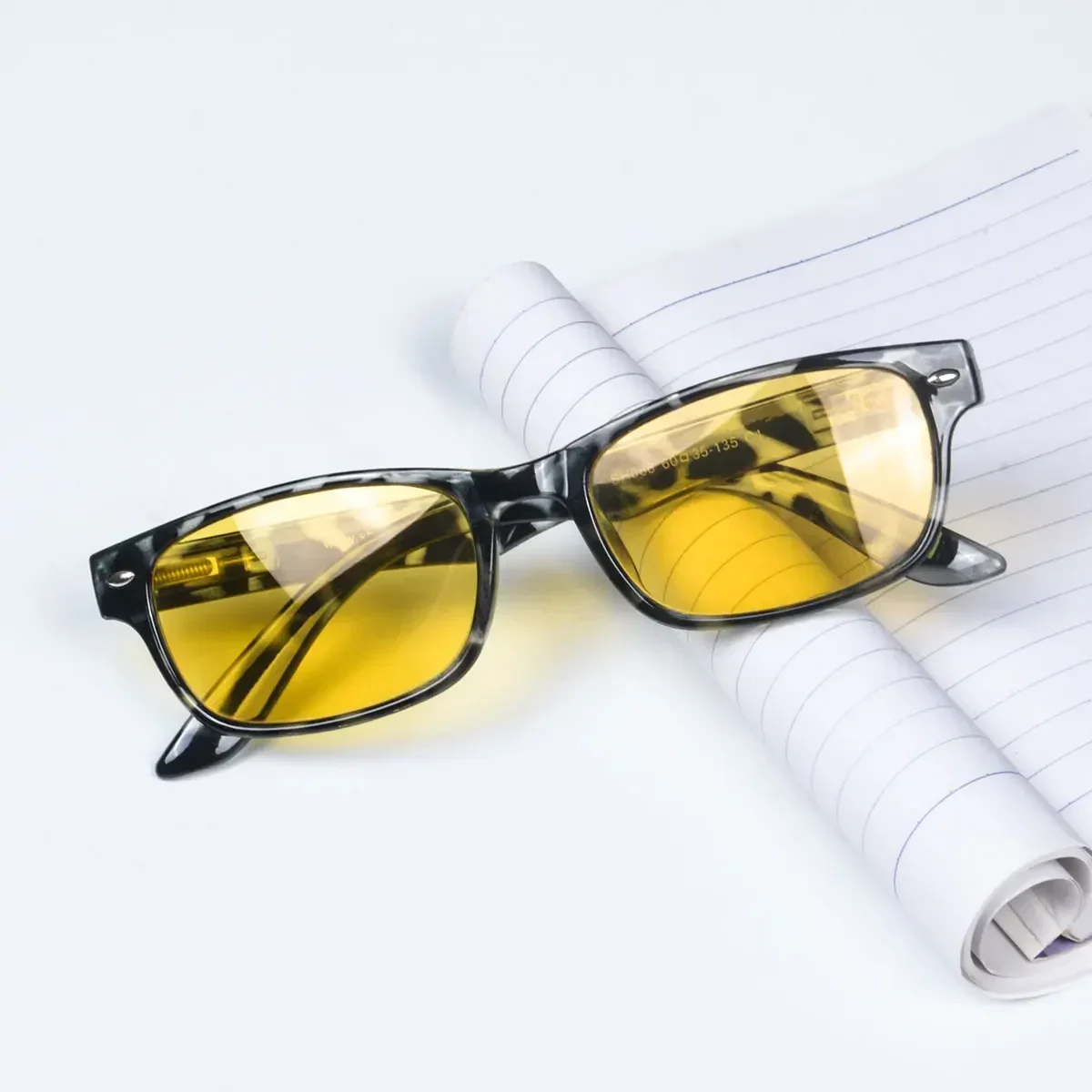 Brille mit roten Gläsern, besserer Schlaf vor dem Bett. Verwenden Sie eine blaue Lichtfilterbrille mit orangefarbenen Gläsern für den langen Gebrauch von Kunststoffrahmen – Detail 9