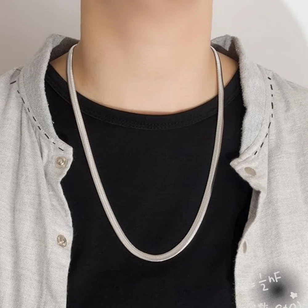 Modello uomo con collana serpente