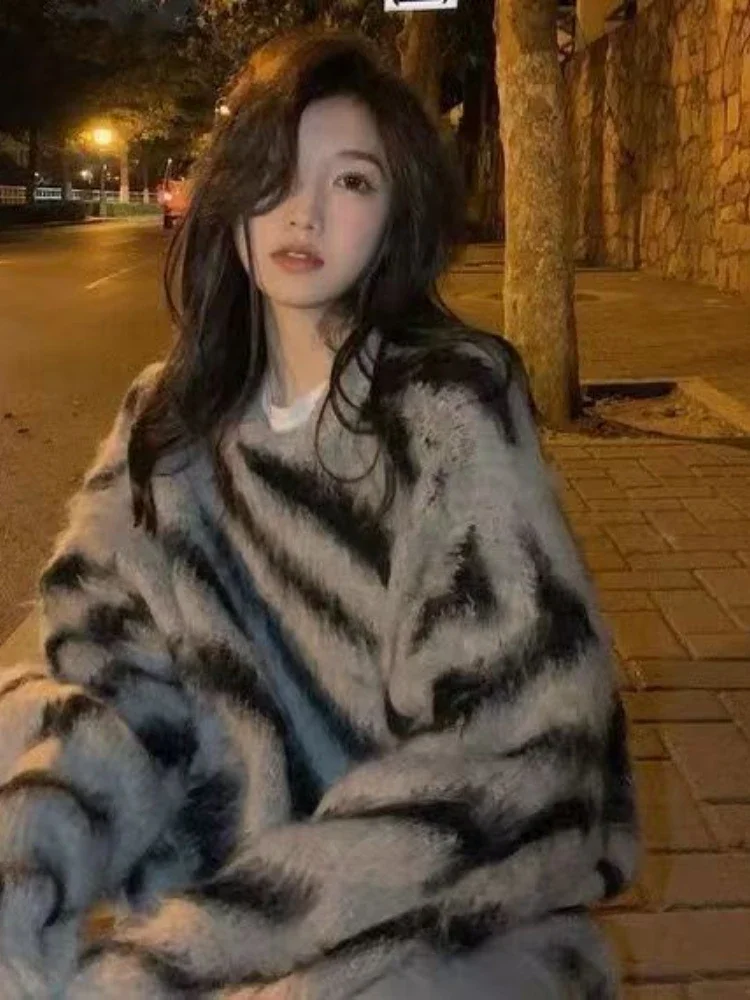 

New Fashion Woman Blouse Autumn/Winter Round Neck Stripe Casual Commuter Knitwears Long Sleeve Tops Pullovers Women's Clothing