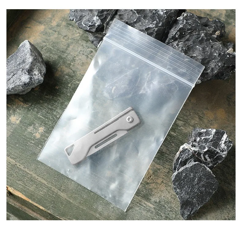 Cuțit utilitar parțial deschis pentru a arăta unghiul lamei