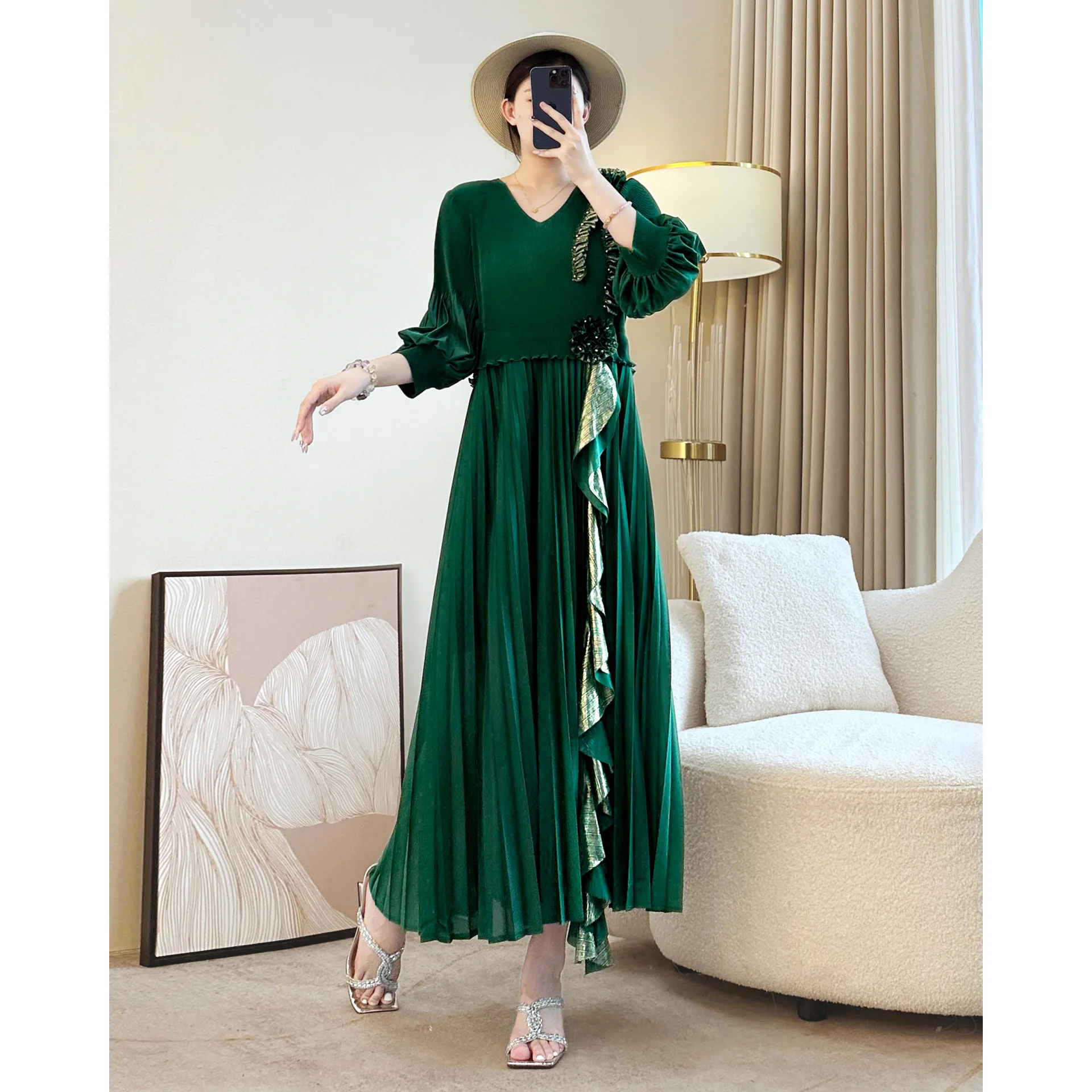Abito da sera elegante alla moda Miyake con scollo a V pieghettato, maniche a lanterna, gonna lunga, balze laterali, abiti casual