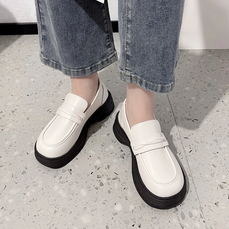 Retro black thick soled small leather shoes for women in autumn French style thick heels and round toe white loafers 5
