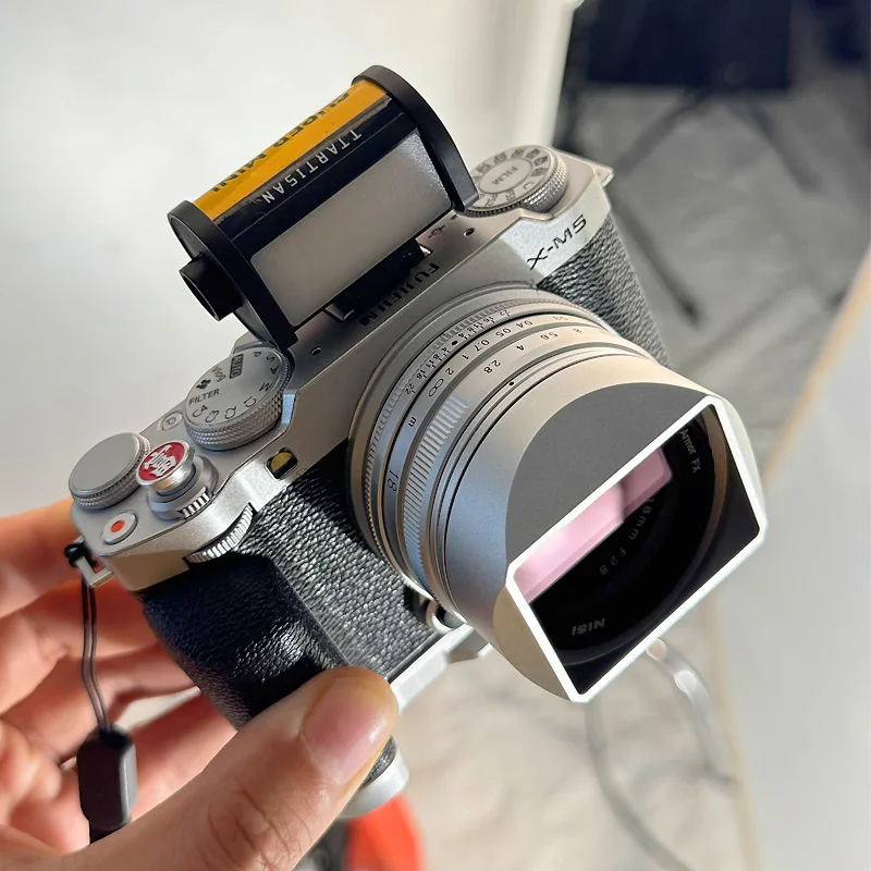 Voigtländer COLOR-SKOPAR 18mm Squarehood Voigtländer COLOR-SKOPAR 18mm Squarehood Metal Square Lens