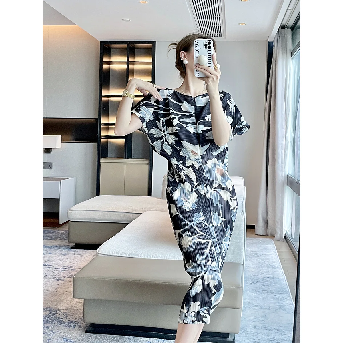 

Miyake Pleated Dress Women's 2023 Summer New Fashion Printed Slim V-neck Bat Short-sleeved Elegant Waist Slimming Hip Skirt