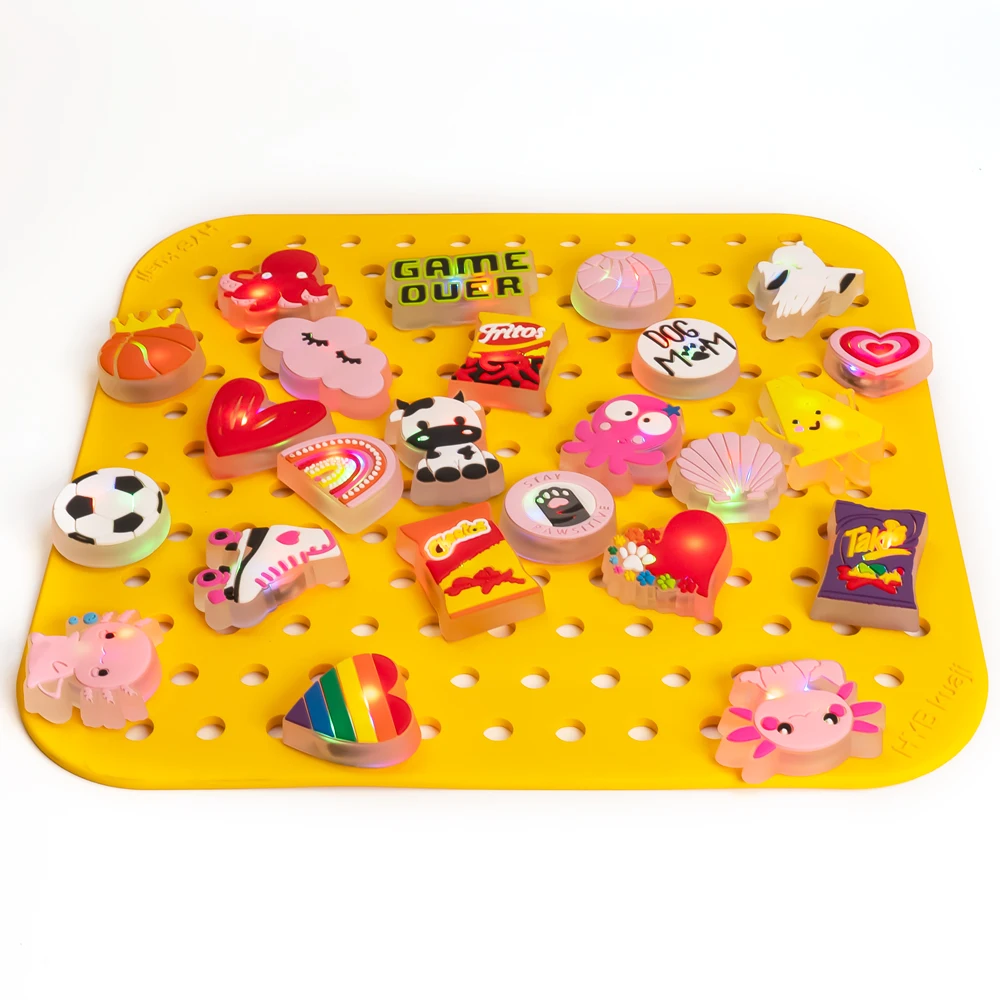 1pcs 귀여운 동물 LED 방해물 매력 암소 도롱뇽 오징어 구두 매력 농구 신발 장식 심장 구름 클립 청바지 펜던트